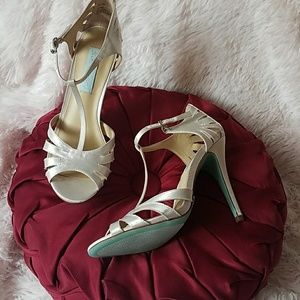 Rare nwob Betsey Johnson white satin SB-TEE heels